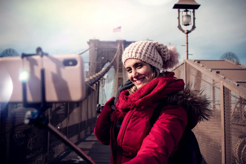 femme qui se prend en photo-avec un trépied