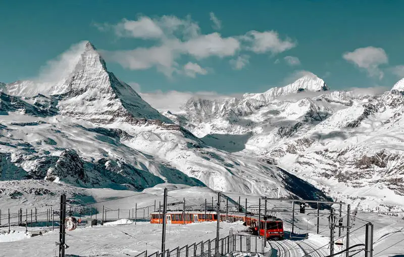 train dans les montagnes en suisse