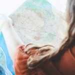 femme en train de lire une carte lors de son roadtrip